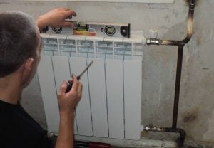 Крепление биметаллических радиаторов к стене
